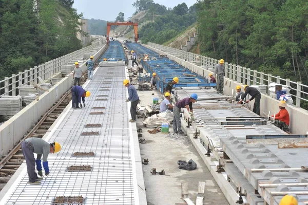 中国の労働者は 中国南西部の四川省の成都 貴陽鉄道の建設現場でバラストレストラックで働く 2017年10月26日 — ストック写真