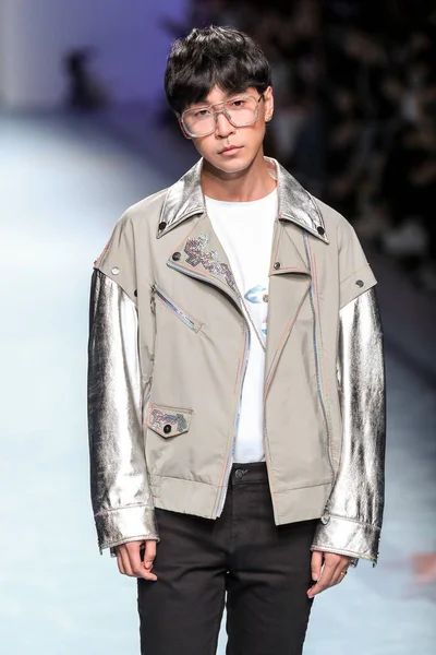Chinese Mode Journalist Han Huohuo Toont Een Nieuwe Creatie Fashion — Stockfoto