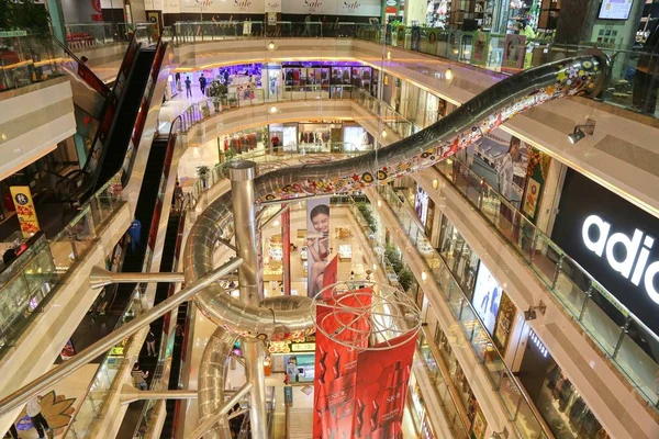 Вид Огромной Горки Четырьмя Кривыми Торговом Центре Шанхае Китай Октября — стоковое фото