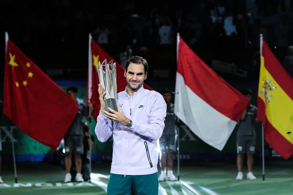 Roger Federer Aus Der Schweiz Posiert Mit Seiner Trophäe Nach — Stockfoto