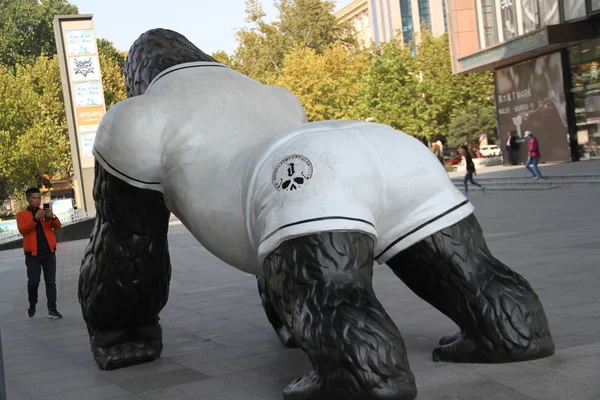 Pedestrain Takes Photos Gorilla Sculpture Street Nan City East China — Stock Photo, Image