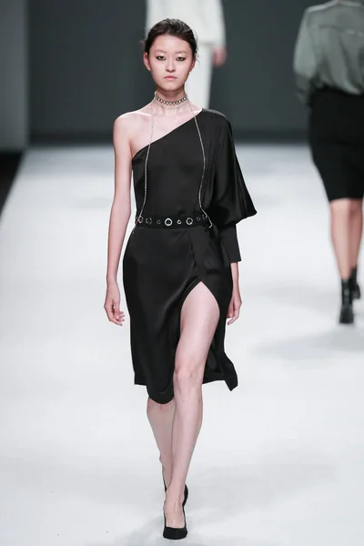 Modell Visar Skapelse Modevisning Anirac Den Shanghai Fashion Week Vår — Stockfoto