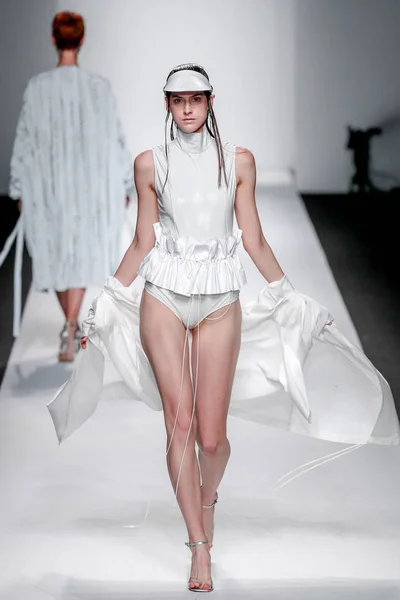 Modelo Exibe Uma Nova Criação Desfile Moda Wang Changrong Durante — Fotografia de Stock