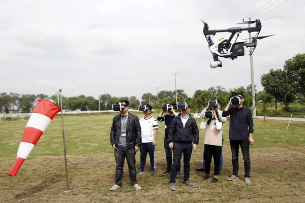 Chinese Enthusiasts Wearing Virtual Reality Devices Watch Drone Uav Unmanned — Stock Photo, Image
