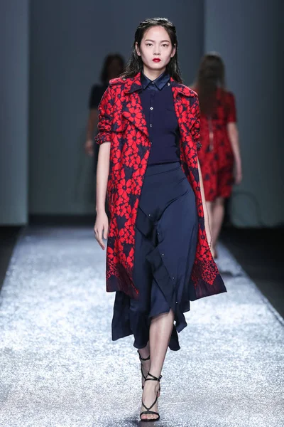 モデルは 2017 上海で上海ロンドンファッションウィークの春 2018 年中にすべて来るから何も のファッションショーで新しい創造を表示します — ストック写真