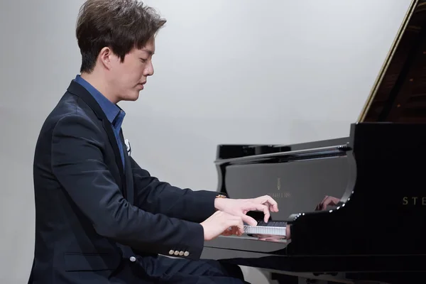 Čínský Pianista Yundi Ukazuje Své Klavírní Schopnosti Během Jeho Mistrovskou — Stock fotografie