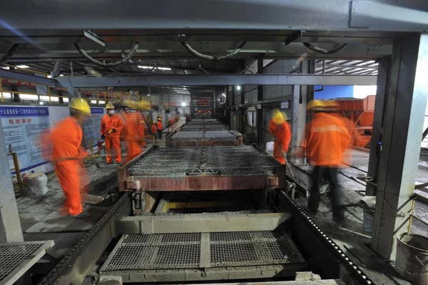 Китайские Рабочие Производят Бесбалластные Рельсовые Плиты Железной Дороги Чэнду Гуйян — стоковое фото