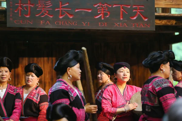 Kinesiska Kvinnor Red Yao Etnisk Grupp Klädd Traditionella Kostymer Med — Stockfoto
