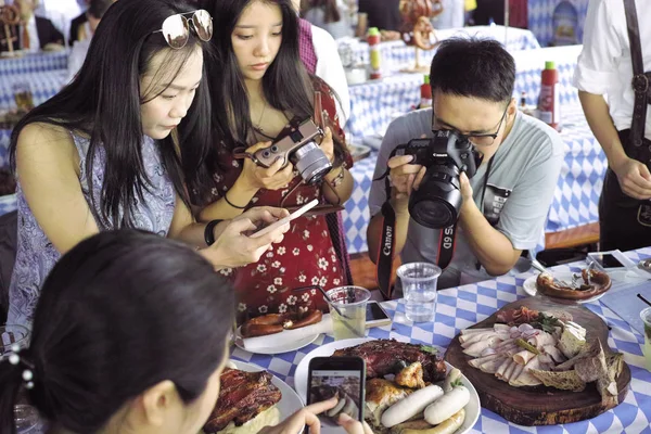 Люди Фотографируют Приготовленные Блюда Блюда Время Пивного Фестиваля Октоберфест Макао — стоковое фото