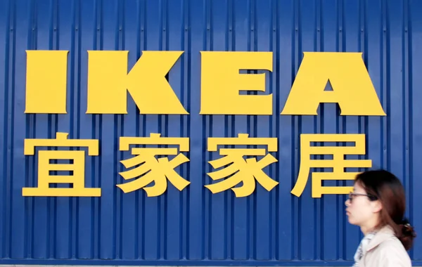 Китаянка Проходит Мимо Магазина Мебели Ikea Городе Уси Провинция Цзянсу — стоковое фото