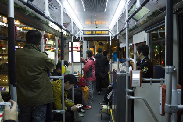 Los Pasajeros Toman Paseo Uno Los Primeros Lotes Autobuses Eléctricos —  Fotos de Stock