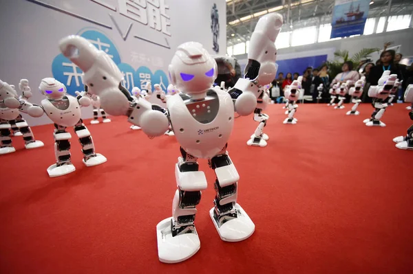 Návštěvníci Sledovat Více Než 100 Roboty Vykonávat Lidovky Číně Tianjin — Stock fotografie