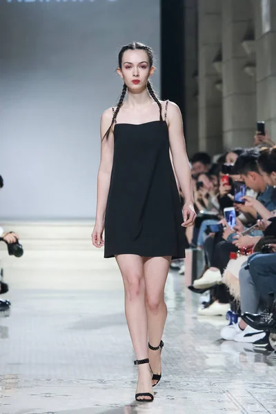 Modell Visar Skapelse Modevisning Fabiana Den Shanghai Fashion Week Vår — Stockfoto