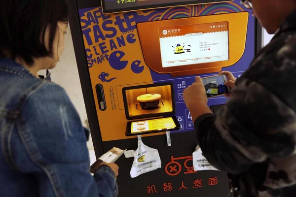 Customer Takes Photos Bowl Noodle Made Mobile Self Service Noodle — Stock Photo, Image