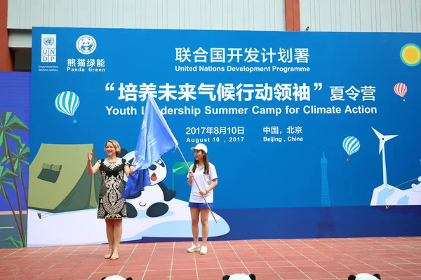 Аги Верес Слева Директор Программы Развития Оон Проон Китае Позирует — стоковое фото
