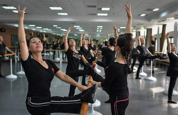Miembros Compañía Danza China Con Una Edad Promedio Años Instituto —  Fotos de Stock