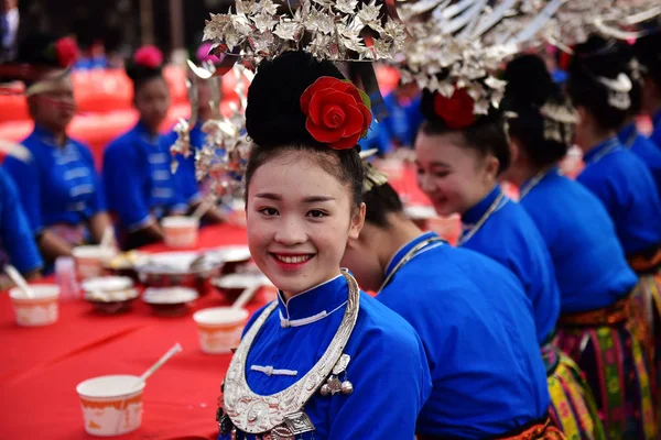 Китайские Девушки Народности Мяо Одетые Традиционную Серебряную Одежду Головные Уборы — стоковое фото