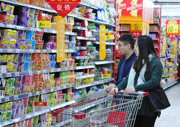 Customers Shop Instant Noodles Supermarket Nanjing City East China Jiangsu — стоковое фото