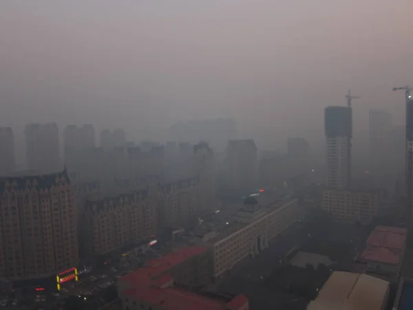 Edificios Gran Altura Son Parcialmente Visibles Fuerte Smog Ciudad Harbin —  Fotos de Stock