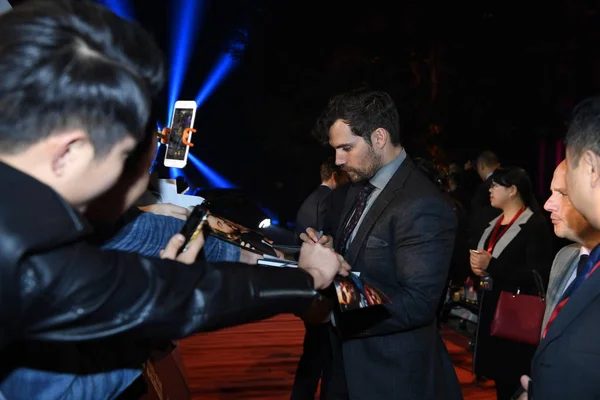 Attore Britannico Henry Cavill Firma Autografi Fan Mentre Arriva Sul — Foto Stock