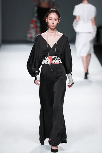 モデルは 2017 上海で上海ロンドンファッションウィークの春 2018 年の間に Anirac のファッションショーで新しい創造を表示します — ストック写真