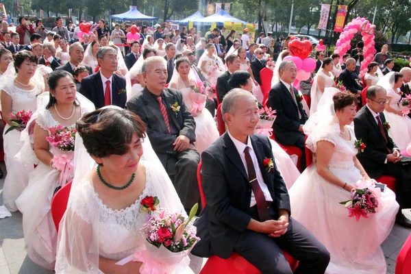 Casais Idosos Participam Uma Cerimônia Casamento Grupo Para Celebrar Próximo — Fotografia de Stock