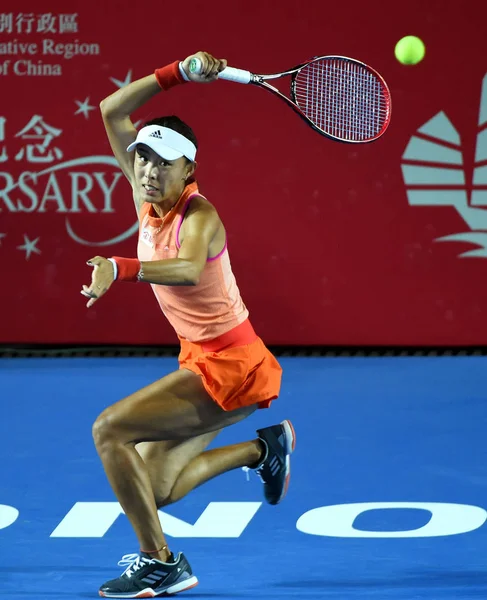 中国の王強が 2017 Wta 香港テニス オープン 中国で 2017 日中にショットをオーストラリアのサマンサ ストーサーに女子シングルスの準々決勝の試合で返します — ストック写真