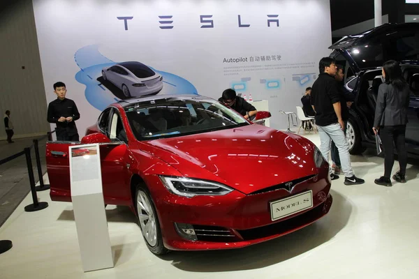 Een Tesla Model Elektrische Auto Zien Tijdens Een Automobiel Tentoonstelling — Stockfoto