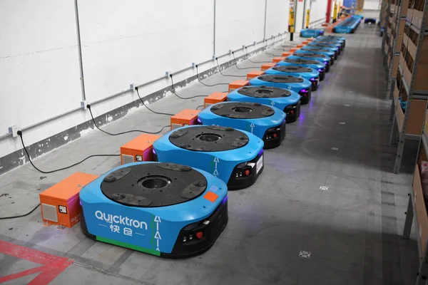 Wifi Ausgestattete Selbstladende Roboter Die Für Den Transport Von Waren — Stockfoto