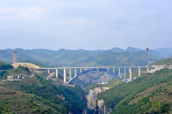 2017年10月23日 中国西南贵州省毕节市成贵阳铁路西溪大桥概况 — 图库照片
