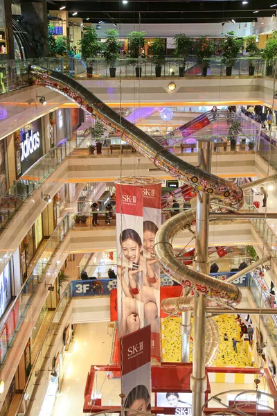 2017年10月15日 在中国上海的一家购物中心 可以欣赏到四条曲线的巨大滑梯 — 图库照片