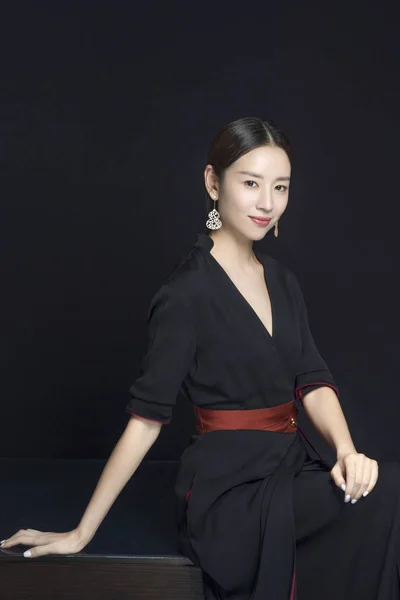 Chinese Actrice Dong Jie Vormt Voor Portretfoto Tijdens Een Exclusief — Stockfoto