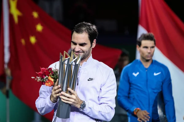 Roger Federer Aus Der Schweiz Hält Seine Trophäe Nach Dem — Stockfoto