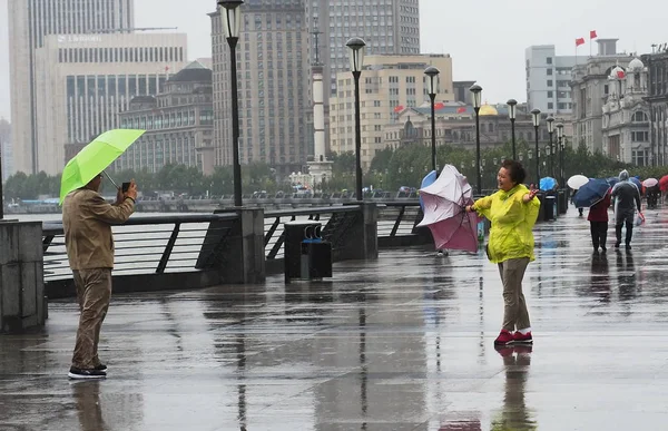 2017年10月16日 中国上海黄浦江畔外滩的 台风带来的强风和大雨中 行人拍照 — 图库照片