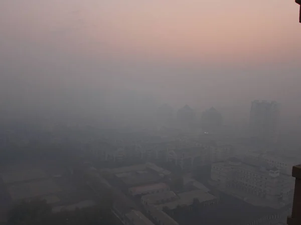 2017年10月19日 中国东北黑龙江省哈尔滨市浓雾弥漫 部分可见高层建筑 — 图库照片