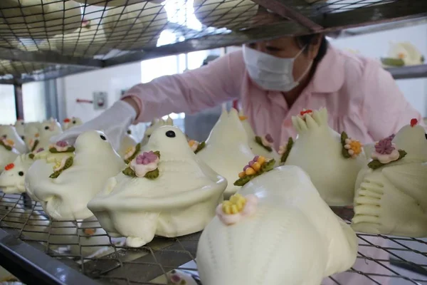 Employee Puts Chinese Steamed Bread Huabobos Featuring Style Animals Shleves — Stock Photo, Image