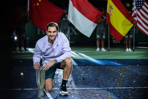 Roger Federer Szwajcarii Stwarza Jego Trofeum Pokonaniu Rafael Nadal Hiszpanii — Zdjęcie stockowe