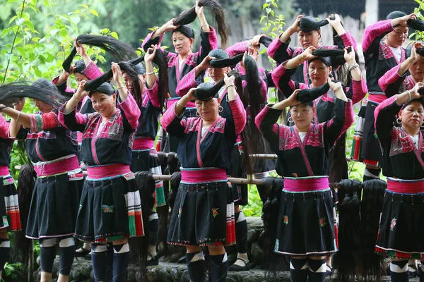 Kinesiska Kvinnor Red Yao Etnisk Grupp Klädd Traditionella Kostymer Visar — Stockfoto