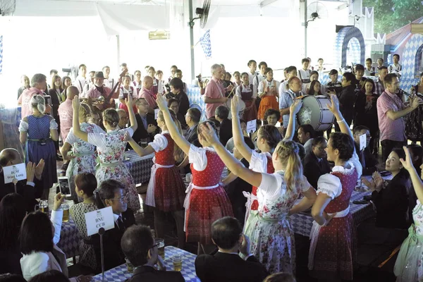 Artyści Wykonują Podczas Festiwalu Piwa Oktoberfest Macau Posiadaniu Mgm Grand — Zdjęcie stockowe
