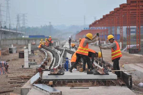 Κινέζων Εργατών Εργασίας Στην Ballastless Πίστα Στο Εργοτάξιο Της Γέφυρας — Φωτογραφία Αρχείου