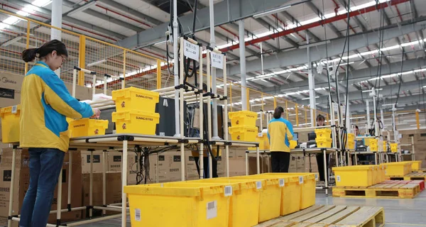 Employees Packing Reusable Box Express Deliveries Warehouse Chinese Retail Giant — Stock Photo, Image