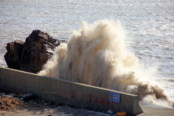 Wellen Aus Einer Durch Taifun Lan Verursachten Flutwelle Passieren Eine — Stockfoto