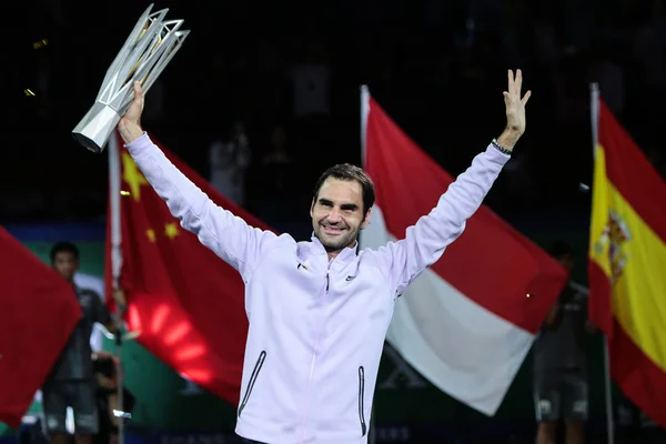 Roger Federer Aus Der Schweiz Hält Seine Trophäe Die Höhe — Stockfoto