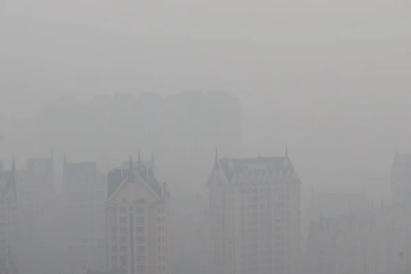 Edificios Gran Altura Son Parcialmente Visibles Fuerte Smog Ciudad Harbin —  Fotos de Stock