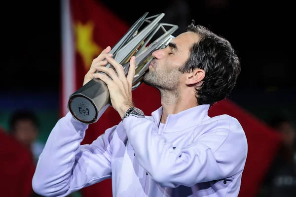 2017年10月15日 在中国上海启中森林体育城网球中心举行的上海劳力士大师赛网球锦标赛上 瑞士选手罗杰 费德勒在男单决赛中击败西班牙选手拉斐尔 纳达尔 随后亲吻了自己的奖杯 — 图库照片
