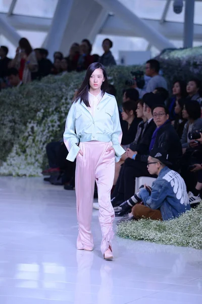 Модель Демонстрирует Новое Творение Показе Мод Время Китайской Недели Моды — стоковое фото