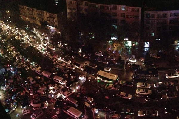 Des Masses Véhicules Déplacent Lentement Sur Une Route Dans Embouteillage — Photo