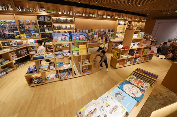 Zákazníci Číst Knihy Knihkupectví Nabízí Různé Funkce Města Hangzhou Zhejiang — Stock fotografie