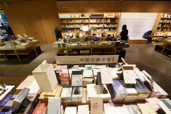 Klienci Czytać Książki Księgarni Oferuje Różne Funkcje Miasta Hangzhou Prowincji — Zdjęcie stockowe