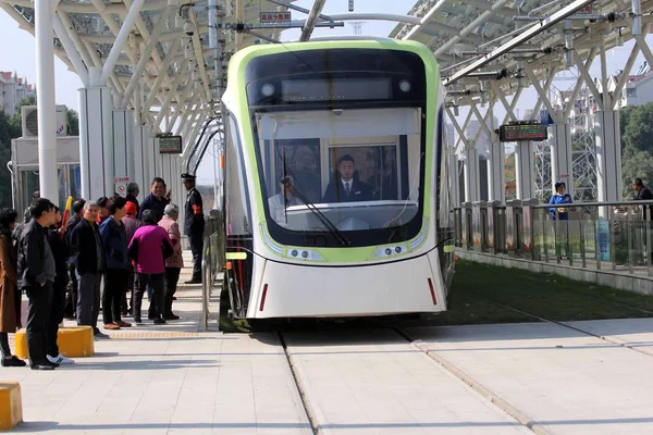 Tramway Arrête Une Station Deuxième Ligne Tramway Ville Ligne Qilin — Photo